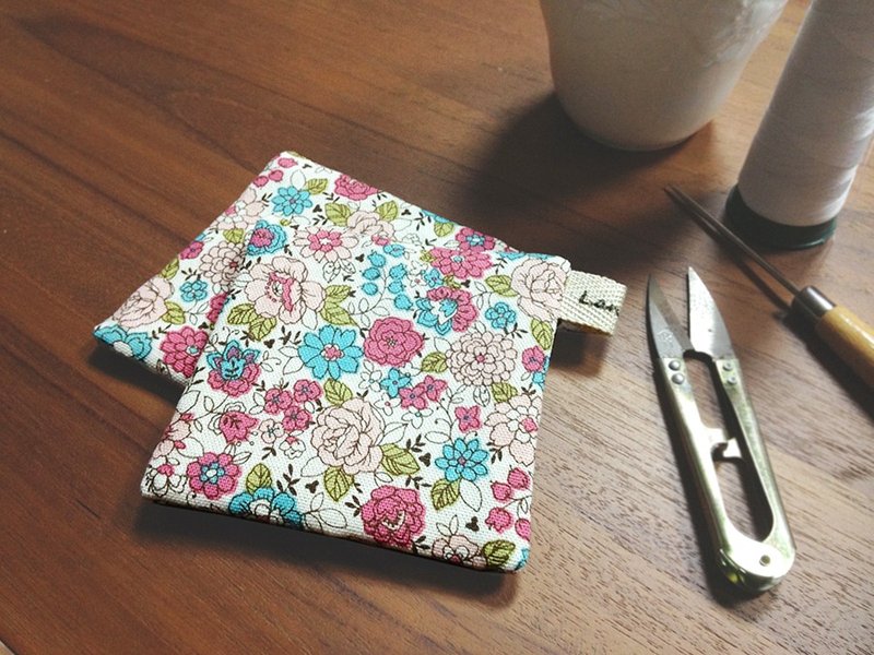 :: Lane68 :: Hand-painted style floral handmade coasters - white (set of two) - ผ้ารองโต๊ะ/ของตกแต่ง - วัสดุอื่นๆ หลากหลายสี