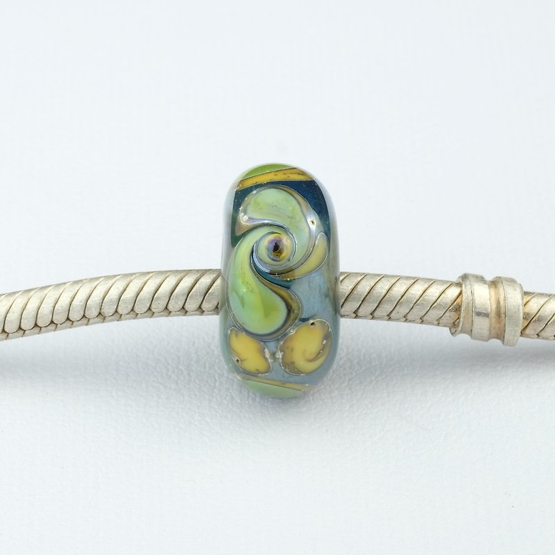 Swirl Handmade Lampwork Glass Charm Bead - อื่นๆ - แก้ว สีเขียว