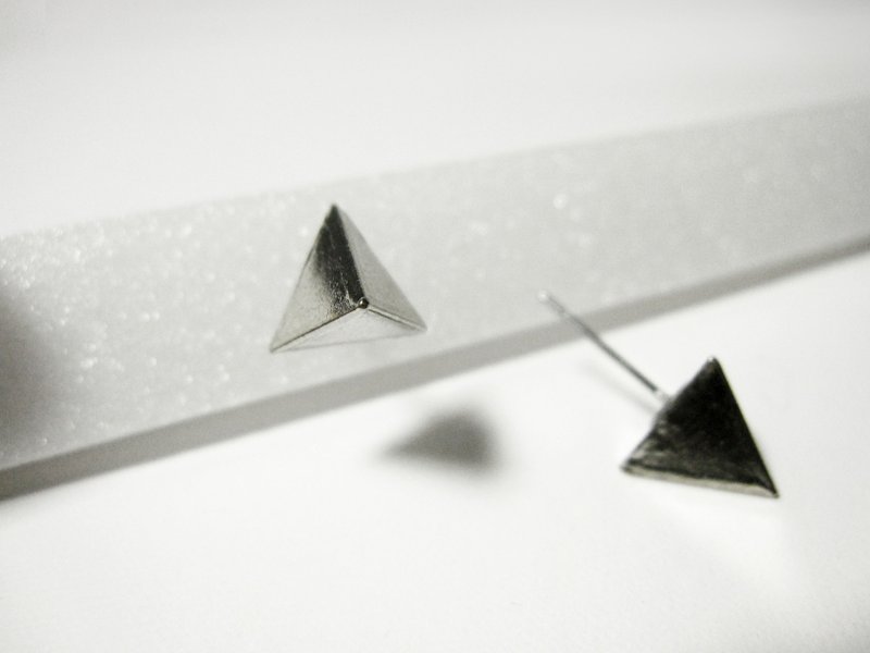 Geometric series --- Triangle Cone - Earrings & Clip-ons - Other Metals Gray