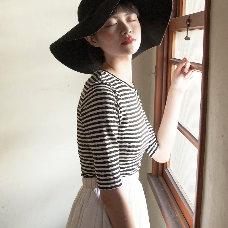 SUMI_ Elegant fifth of the sleeve fitting black and white striped round neck T-shirt _5SF006_ - Women's Tops - Cotton & Hemp Black