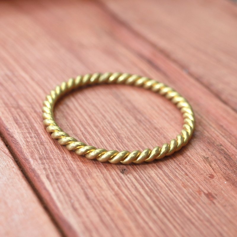 OMAKE handmade brass spiral bracelet - สร้อยข้อมือ - โลหะ สีทอง