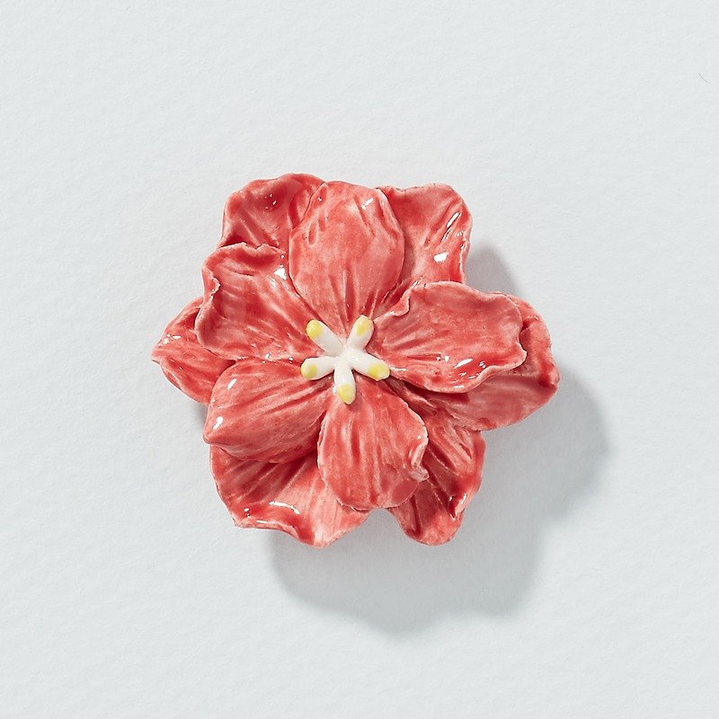 手作り陶器・春の温かみのあるショッキングピンクの花のブローチ - ブローチ - 磁器 レッド