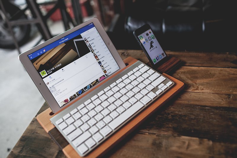 木製マルチ機能のiPadのiPhoneのMacBookのコンピュータのスタンド - スマホケース - 木製 ブラウン