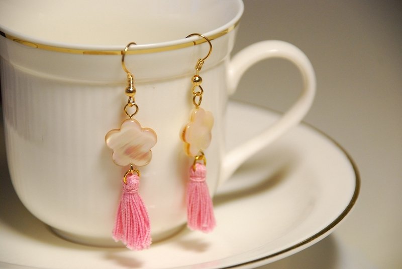 :: Cat Princess:: Oriental flavour~ Carved shell-strawberry powder//Ear hook - Earrings & Clip-ons - Other Materials Pink
