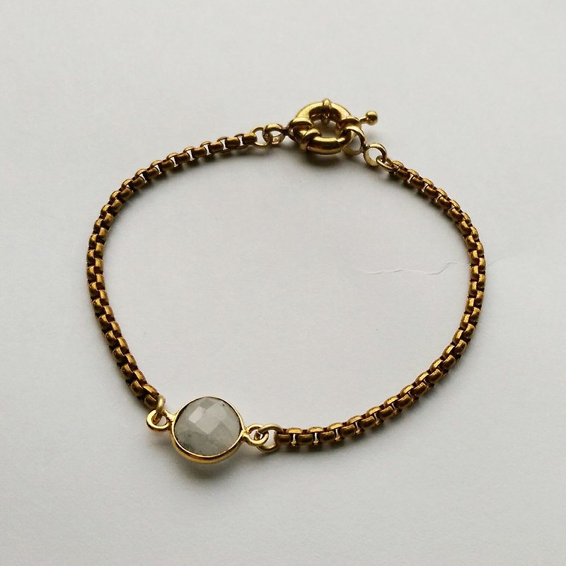 Simple brass bracelet Moonstone - สร้อยข้อมือ - เครื่องเพชรพลอย 