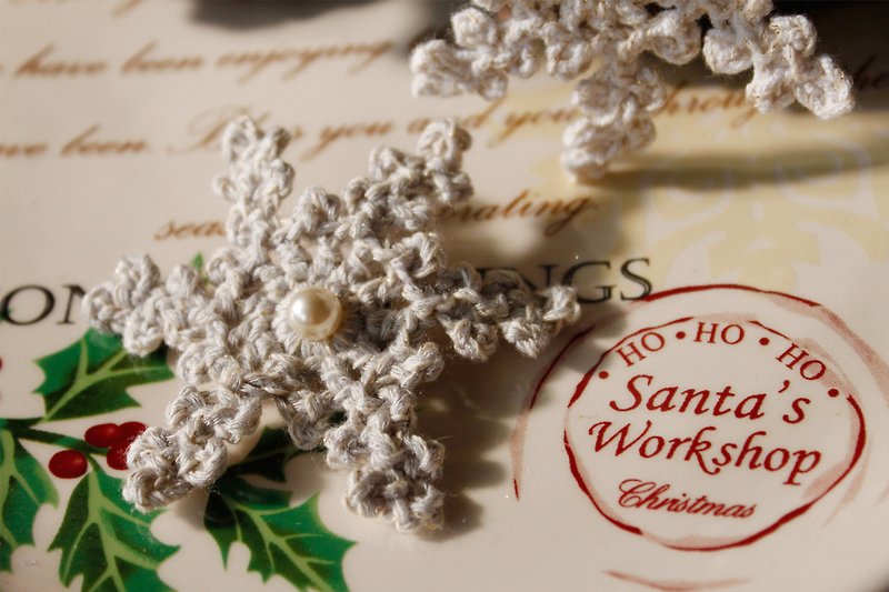 Christmas gift. Snowflake knit pin. Tricolor - เข็มกลัด - วัสดุอื่นๆ หลากหลายสี