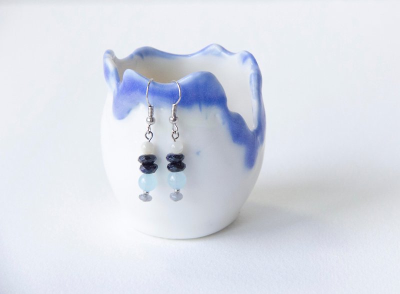 Simple linear earrings / blue - white-pearl oyster Blue sand Stone natural labradorite stone earrings - ต่างหู - เครื่องเพชรพลอย สีน้ำเงิน