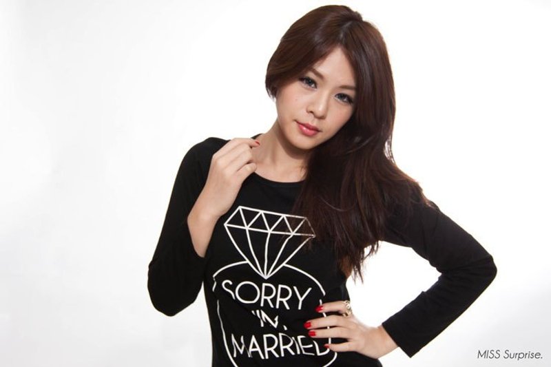 Miss Surprise / Sorry I'm Married Tee 鑽石 結婚 黑色 T恤 - 女 T 恤 - 其他材質 黑色