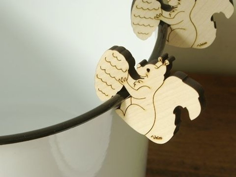 Finland-made Veico pot lid stand pot watcher squirrel - ตะเกียบ - ไม้ สีทอง
