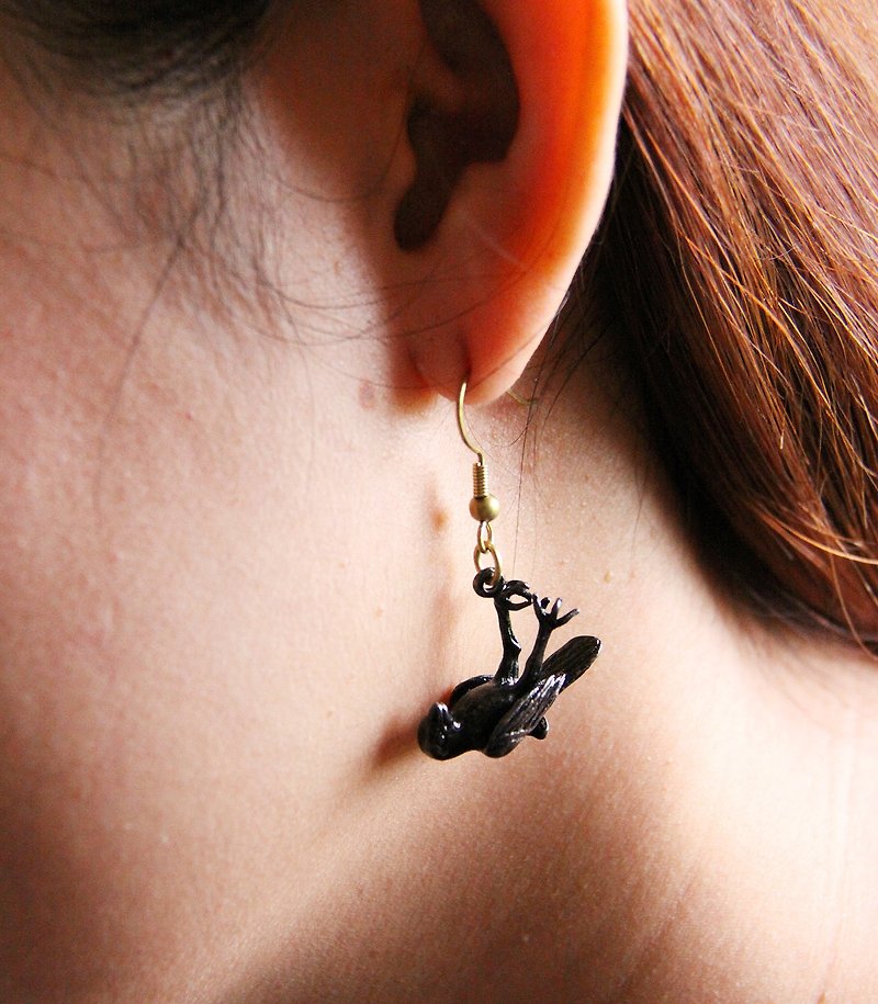 黑色死鳥黃銅耳環 - 耳環/耳夾 - 其他金屬 黑色