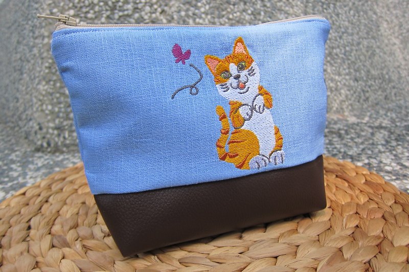 Orange cute kitten embroidery makeup bag package (can be embroidered in English name please note) - กระเป๋าเครื่องสำอาง - งานปัก สีน้ำเงิน