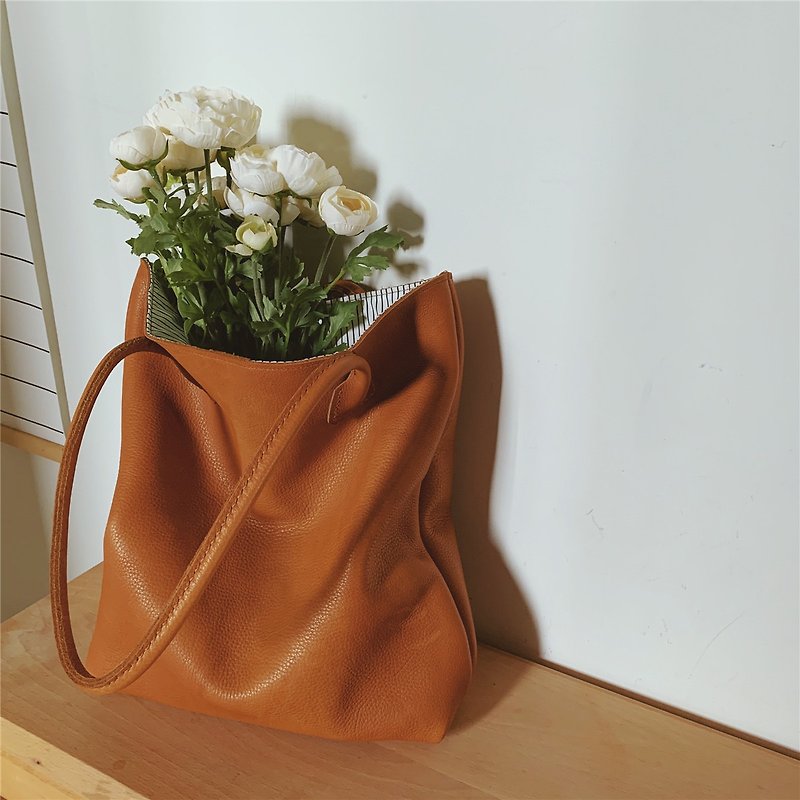 [New products of the season] Orange yellow full cowhide hand-sewn large-capacity tote bag can hold 13-inch laptop A4 text - กระเป๋าแมสเซนเจอร์ - หนังแท้ สีส้ม