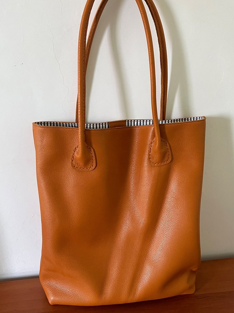 [New products of the season] Orange yellow full cowhide hand-sewn large-capacity tote bag can hold 13-inch laptop A4 text - กระเป๋าแมสเซนเจอร์ - หนังแท้ สีส้ม