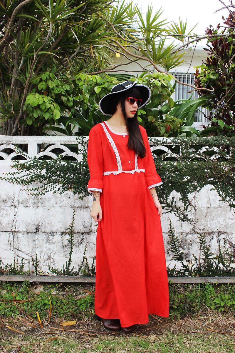 F722 (Vintage) red and white lace trim cotton unique long-sleeved vintage dress - ชุดเดรส - วัสดุอื่นๆ สีแดง