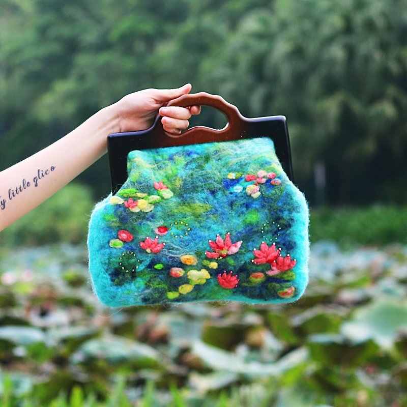 Monet's water lily pond monet handbag handmade wool felt wet felting needle felting and exclusive - กระเป๋าถือ - ขนแกะ สีน้ำเงิน