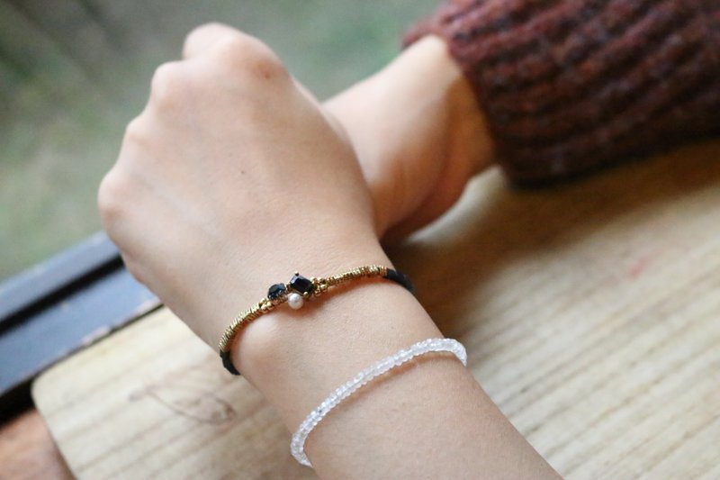 <☞ HAND IN HAND ☜> Natural Pearl - direction bracelet (0798) - สร้อยข้อมือ - เครื่องเพชรพลอย สีน้ำเงิน