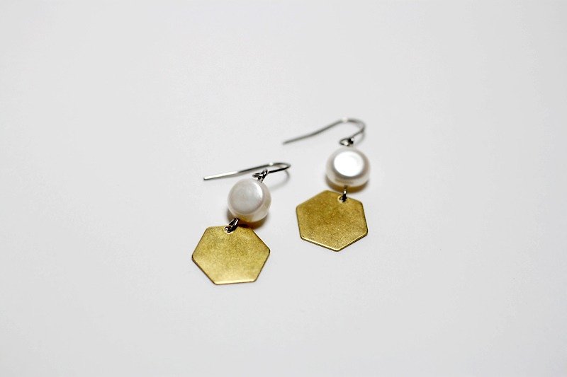Honey Pearl pearl earrings brass hexagonal geometry - Earrings & Clip-ons - Other Metals White
