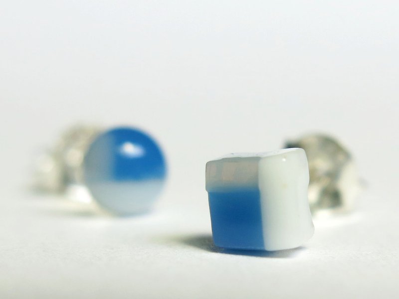 バック+ダイスグラスイヤリング - ピアス・イヤリング - ガラス ブルー
