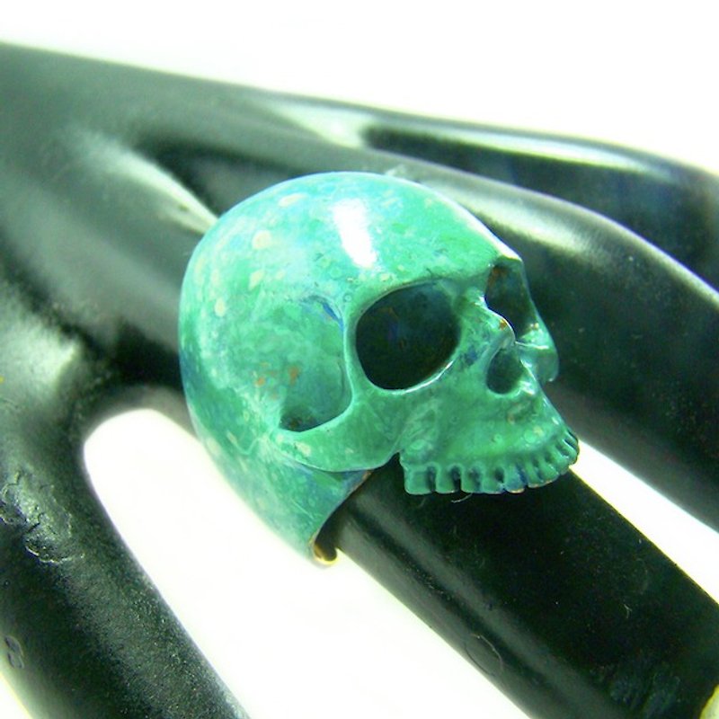 Patina Skull ring in brass hand painting with green patina color ,Rocker jewelry ,Skull jewelry,Biker jewelry - แหวนทั่วไป - โลหะ 