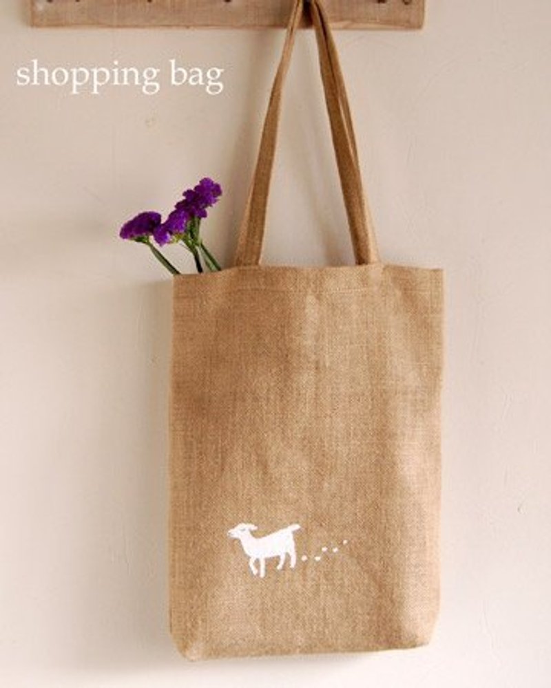 地球樹Fair trade&Eco-「麻袋系列」-白色小羊絹印A4提袋 - กระเป๋าแมสเซนเจอร์ - พืช/ดอกไม้ สีกากี