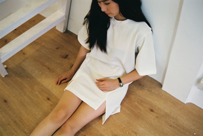 A Dress - double-split front oversized tshirt dress free size - 連身裙 - 其他材質 白色