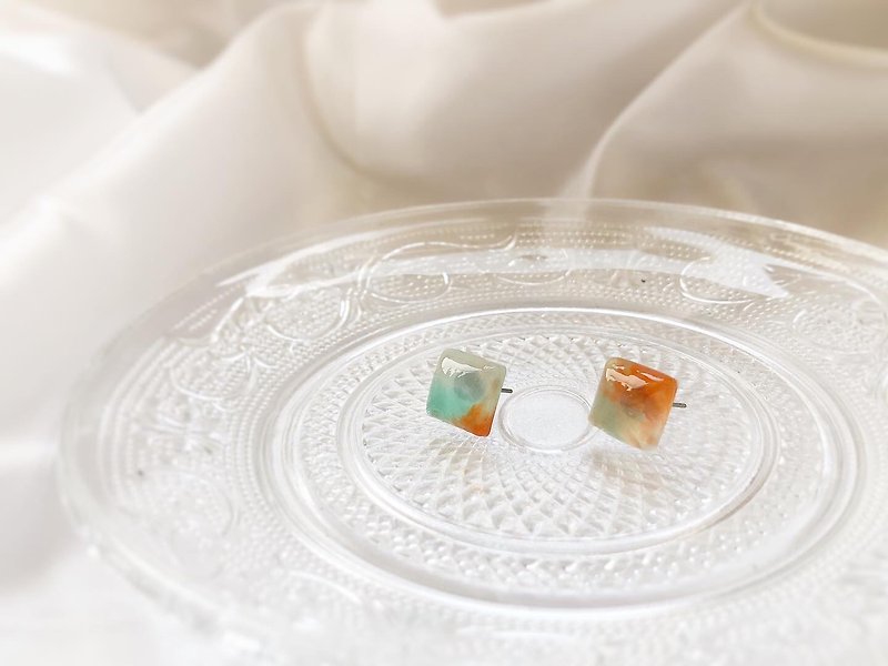 Smudged Cube Gemstone Earrings - ต่างหู - เรซิน หลากหลายสี