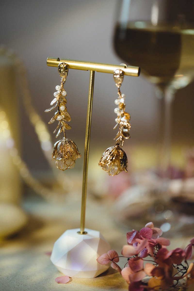 【フラワーマリッジ】ローズラバーパールクリスタルフラワーレジンペンダントイヤリングスターリングシルバーイヤーピン/イヤリング - ピアス・イヤリング - レジン ゴールド