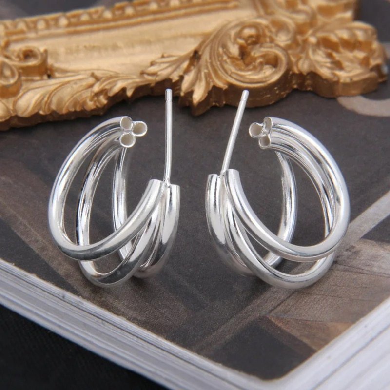 Linked Together 3 Circles Studs Earrings Women Simple Fashion Glossy Silver Brin - 耳環/耳夾/耳骨夾 - 純銀 銀色