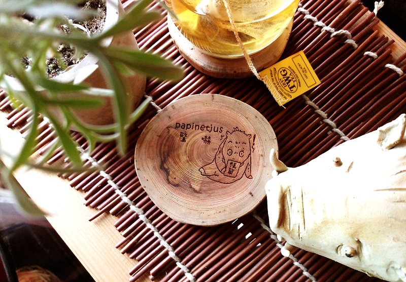 山豬勇哥(1) 台灣檜木杯墊 豬年 原住民 排灣族 族語 圖騰 - 杯墊 - 木頭 卡其色