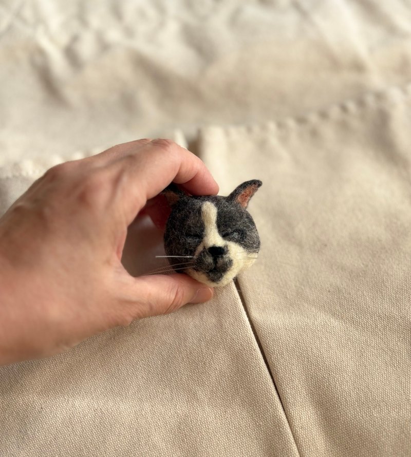 ハチワレグレー猫のブローチ - 胸針 - 羊毛 灰色