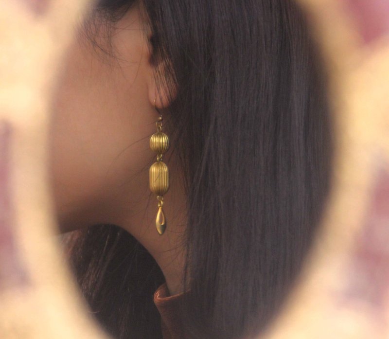 Melon Tassel Hole Bronze Earrings - ต่างหู - ทองแดงทองเหลือง สีทอง