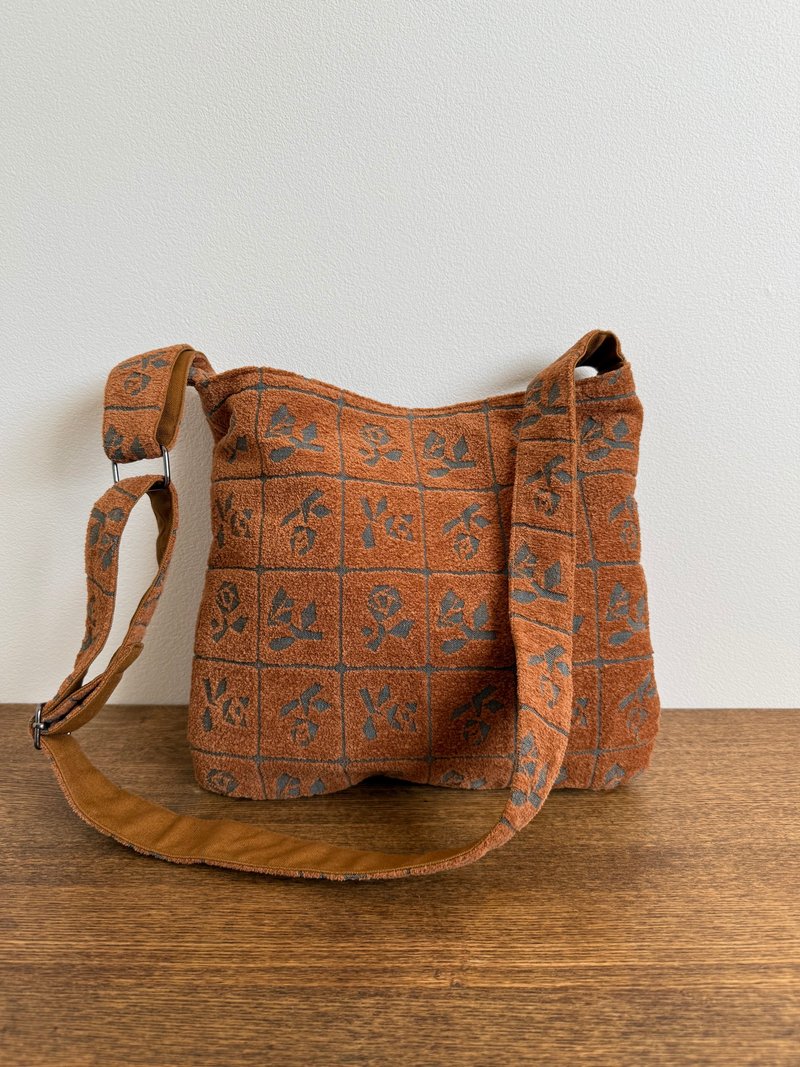 One-handle bag Mina Perhonen Lulu Handmade - Messenger Bags & Sling Bags - Cotton & Hemp Brown