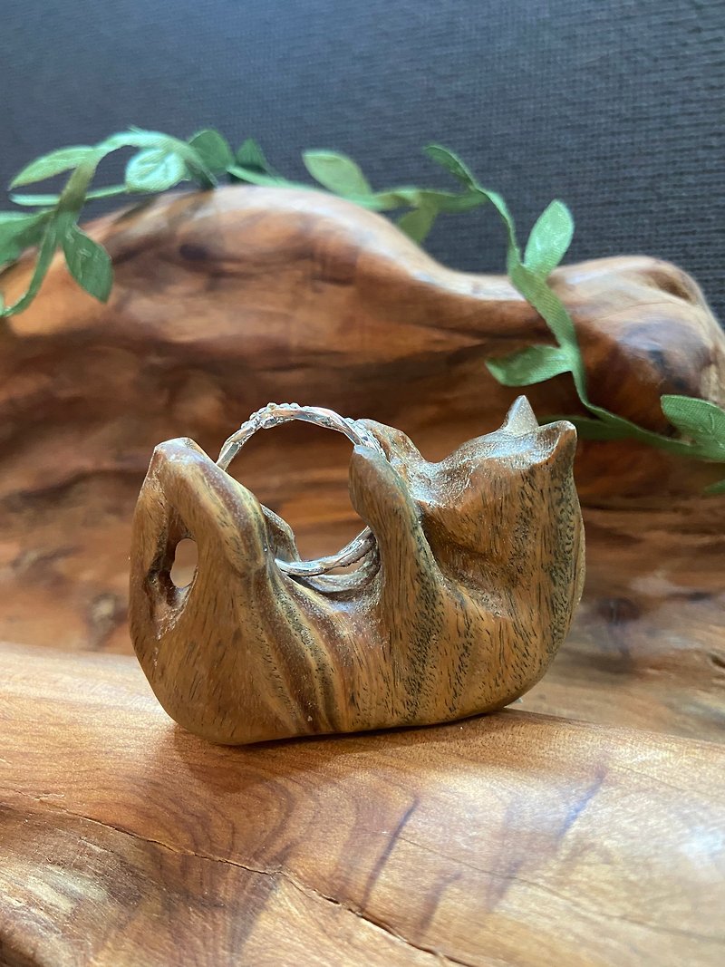玩戒指的貓 | 綠檀戒台 - 擺飾/家飾品 - 木頭 咖啡色