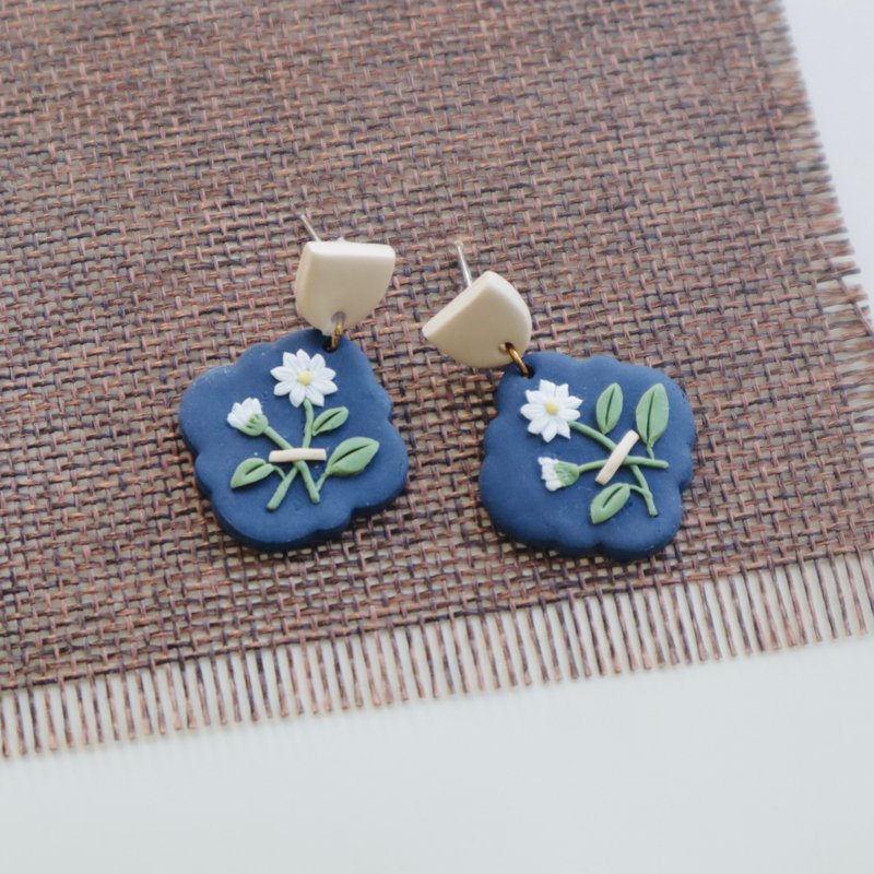 ONNIZZANG | Deep Blue Daisy Polymer Clay Earrings - ต่างหู - ดินเหนียว สีน้ำเงิน