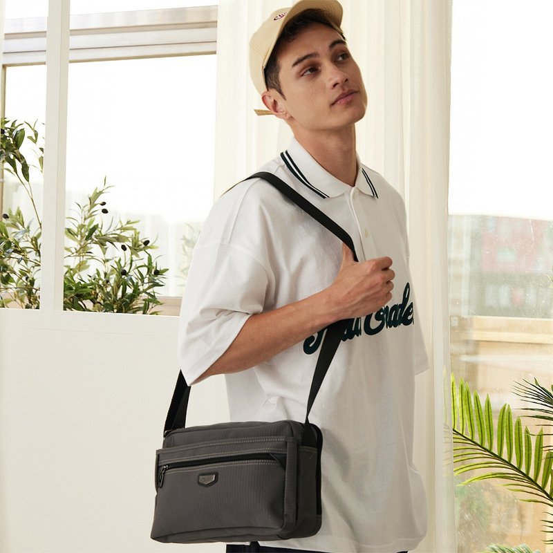 【Kinloch Anderson】Ternence Zipper Side Backpack - Iron Gray - กระเป๋าแมสเซนเจอร์ - ไนลอน สีเทา