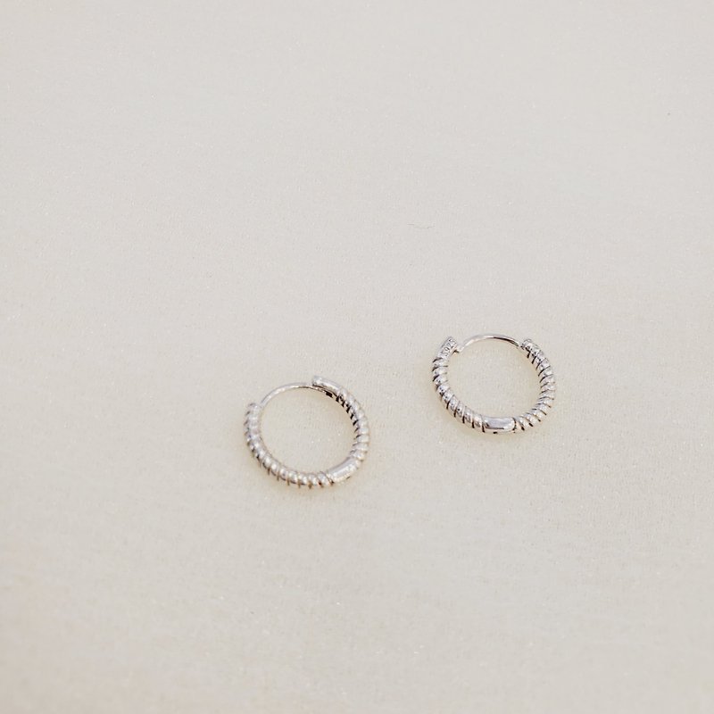 [Earrings] Sterling Silver Twist Small Earrings Mother's Day/Graduation Gift/Valentine's Day Gift - ต่างหู - เงินแท้ สีเงิน