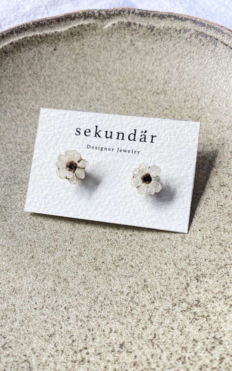 French White Yarrow Flower Earrings - ต่างหู - พืช/ดอกไม้ ขาว