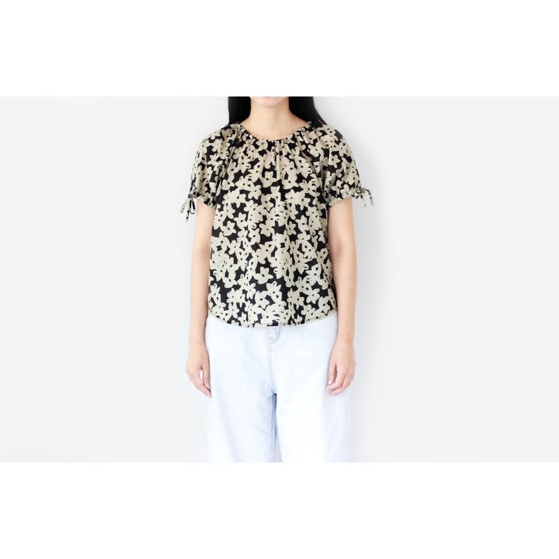 Black and cream flower lover patterned shirt with a bow at the neck and sleeves - 女上衣/長袖上衣 - 棉．麻 黑色