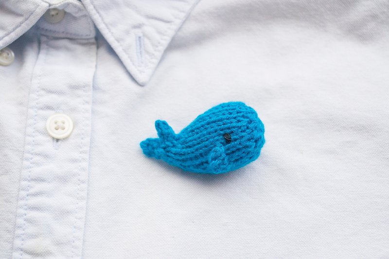Wee the whale- knitted amigurumi brooch - 胸針/心口針 - 聚酯纖維 藍色