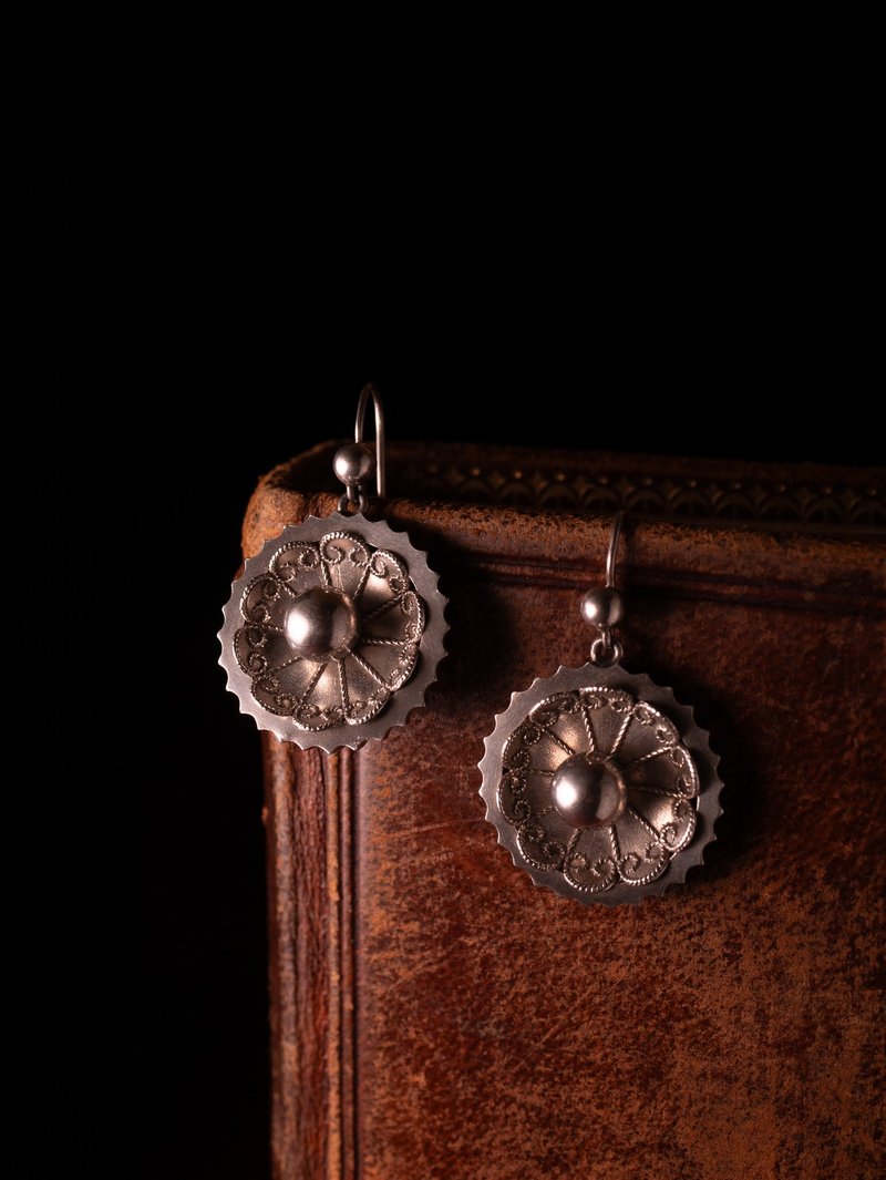 1890s British late Victorian era sterling silver daisy pastry earrings - ต่างหู - เงินแท้ สีเงิน