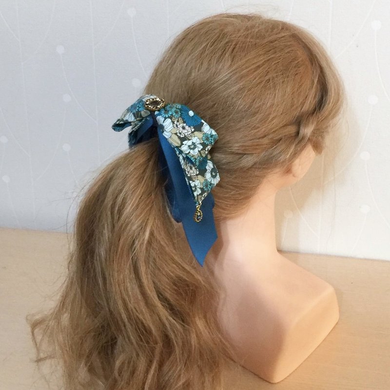 ホールブルー/ヴィンテージフローラルコットンペンダントアップライトバナナクリップポニーテールクリップトゥクリップ - ヘアアクセサリー - コットン・麻 ブルー