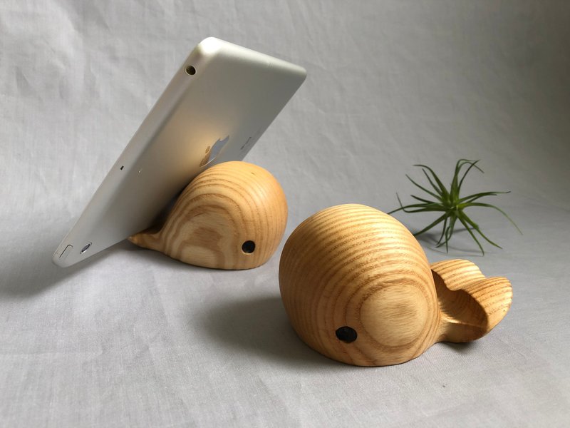美洲栓木 手機架 Ipad架  鯨魚 原木手作 限時特惠 - 手機/平板支架 - 木頭 白色