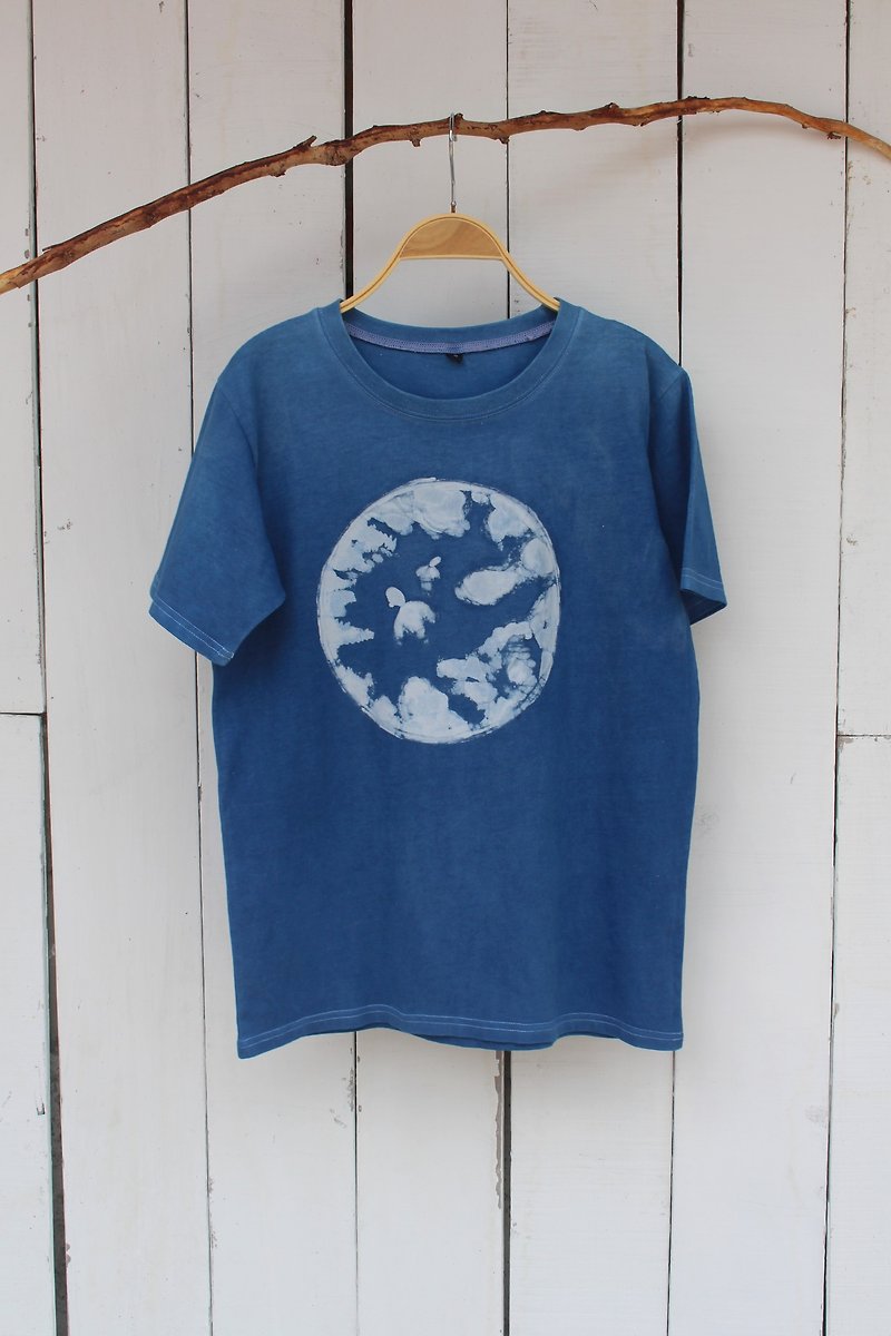 Free to stain isvara handmade blue dye universe series of fish on the moon cotton T-shirt - เสื้อฮู้ด - ผ้าฝ้าย/ผ้าลินิน สีน้ำเงิน