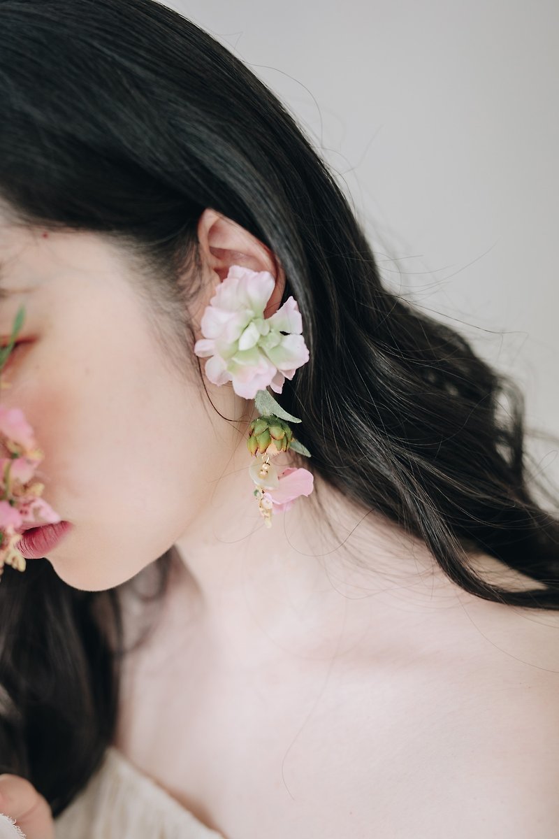 Japanese colorful artificial flower Clip-On earrings L - ต่างหู - วัสดุอื่นๆ สึชมพู