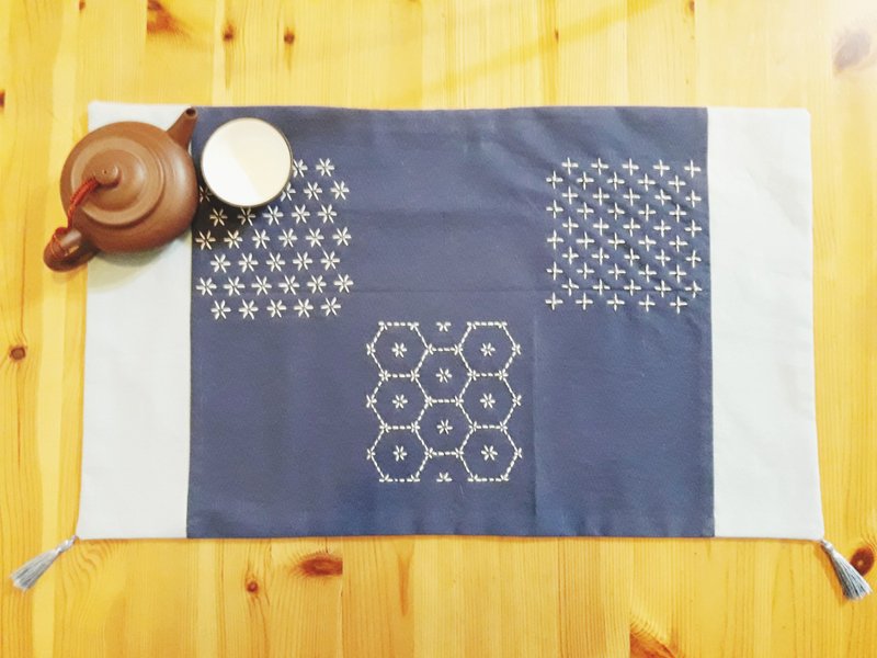 Thorn embroidered tea mat - ผ้ารองโต๊ะ/ของตกแต่ง - ผ้าฝ้าย/ผ้าลินิน สีน้ำเงิน