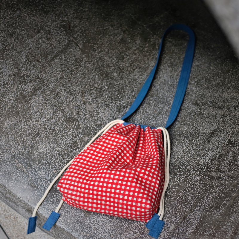 Spring and summer blue and red color contrast fresh and lovely red and white cotton small plaid drawstring messenger bag - กระเป๋าแมสเซนเจอร์ - ผ้าฝ้าย/ผ้าลินิน 