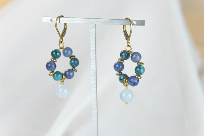 Experience / natural stone earring / blue-veined Stone apatite aquamarine blue