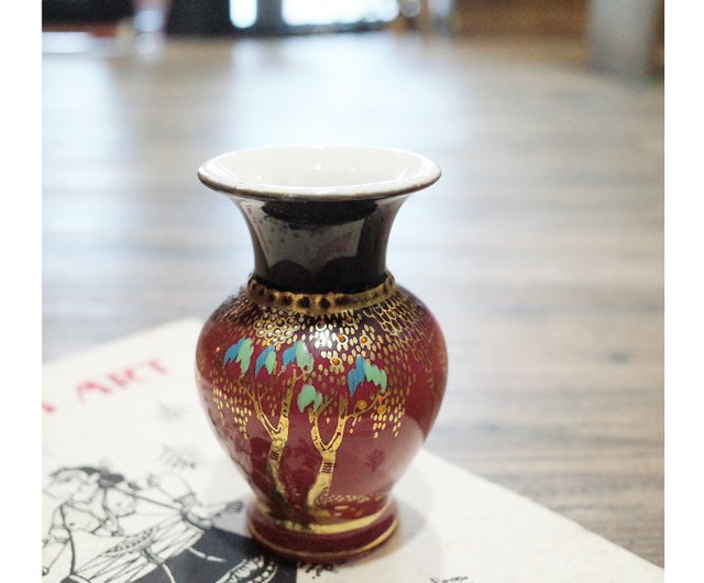 日本のヴィンテージ。バーガンディレッドに金彩の枝垂れ柳が描かれた