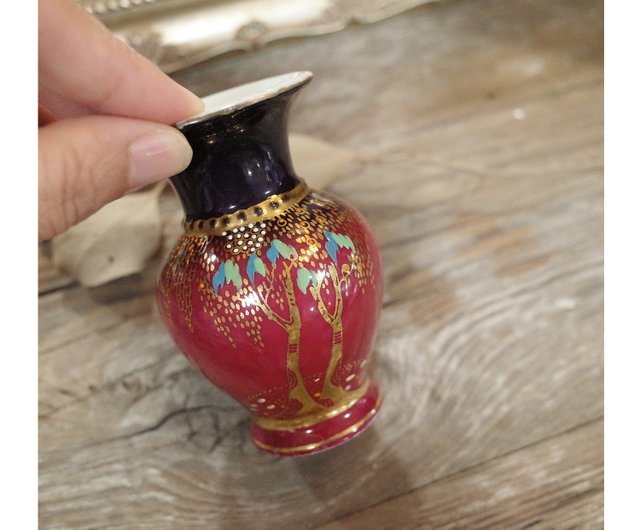 日本のヴィンテージ。バーガンディレッドに金彩の枝垂れ柳が描かれた