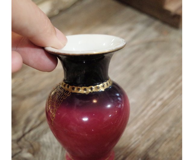 日本のヴィンテージ。バーガンディレッドに金彩の枝垂れ柳が描かれた